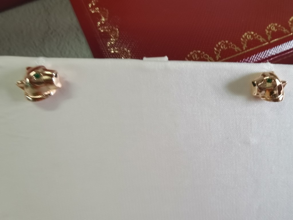 Cartier Cartier [strong] 11 leopard earrings shipping   leopard earrings   classic aristocratic model, luxury full diamond caressing leopard design     exclusive real shot ! With emerald leopard eyes to make the leopard 