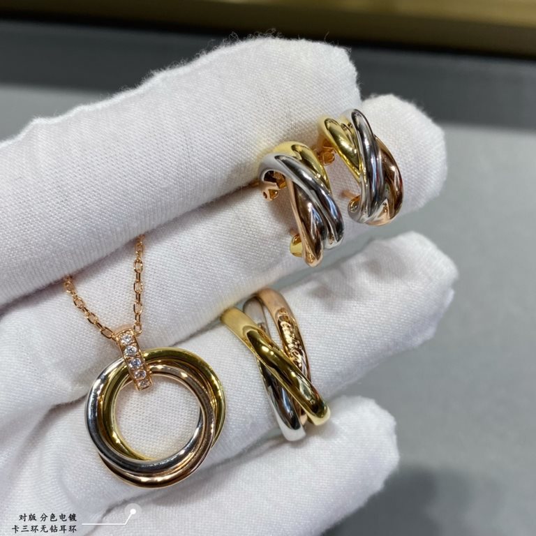 V gold material Split color plating Cartier three rings without diamond earrings, another classic, perfect interpretation of symmetrical aesthetics Elegant and generous. Wear comfort is high It is not easy to hook to the