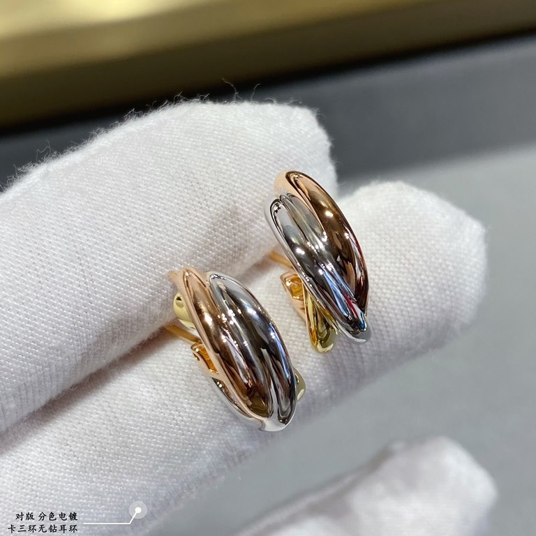 V gold material Split color plating Cartier three rings without diamond earrings, another classic, perfect interpretation of symmetrical aesthetics Elegant and generous. Wear comfort is high It is not easy to hook to the