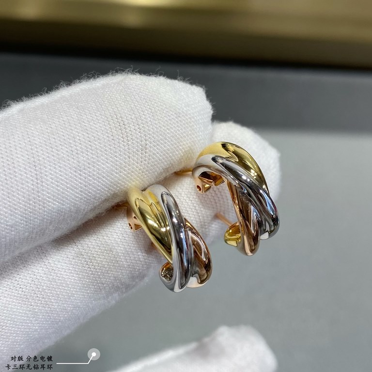 V gold material Split color plating Cartier three rings without diamond earrings, another classic, perfect interpretation of symmetrical aesthetics Elegant and generous. Wear comfort is high It is not easy to hook to the