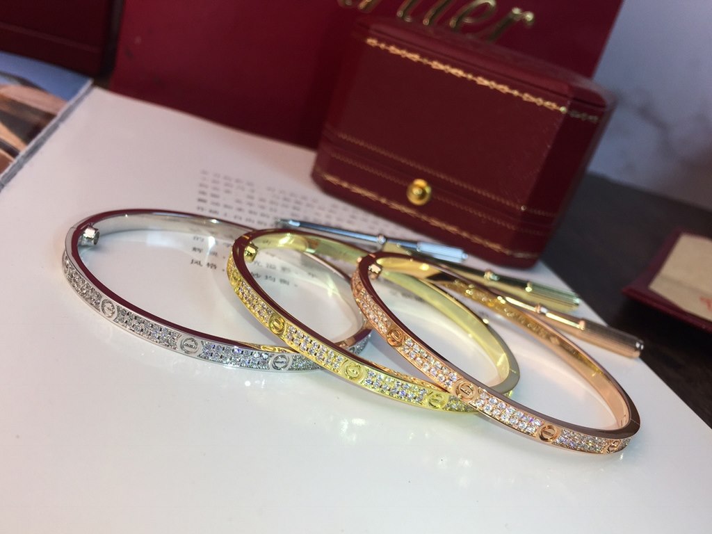 Cartier Cartier official website latest release    hot narrow version of the LOVE full of stars bracelet   imports of gold plating 18k rose gold  white gold inlaid with simulation of high-carbon diamonds   high-end custo