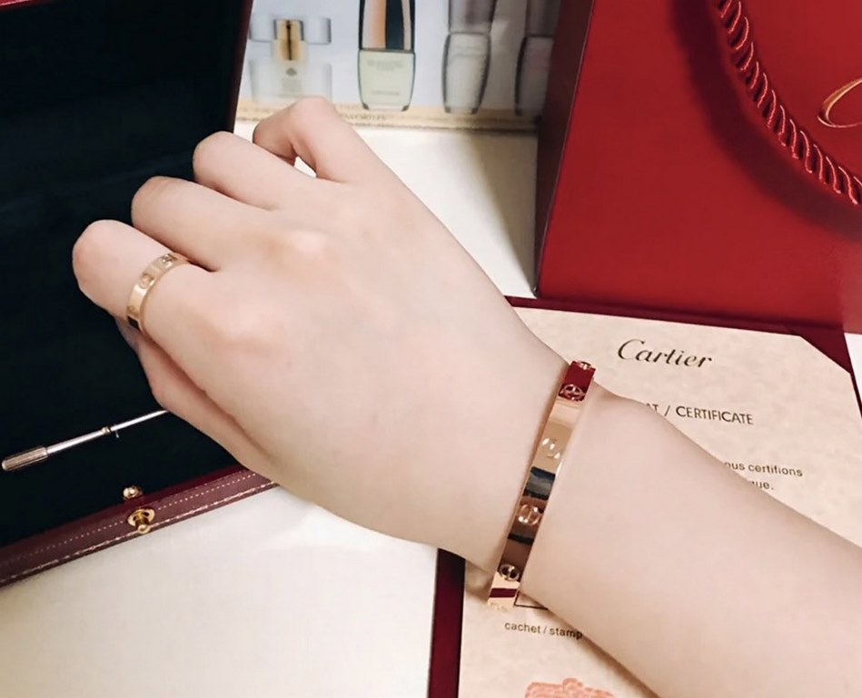 CNC version   Cartier classic diamond-free love bracelet, years of word-of-mouth models. The use of sub-gold material plating 18K gold thick gold does not fade Original CNC machine cutting process! Special promise the de