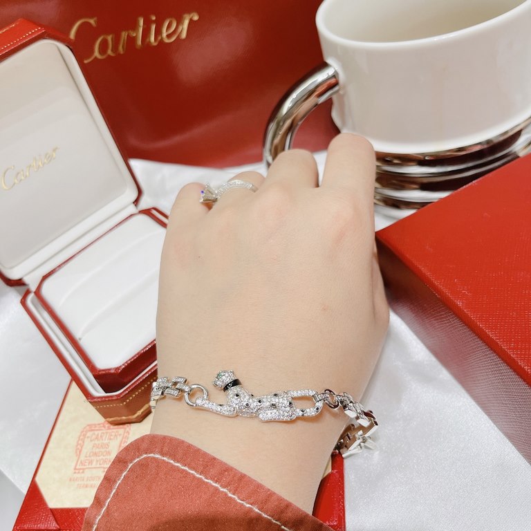 Cartier Cartier 11 Leopard Full Diamond Bracelet Shipped Classic aristocratic model, luxury full diamonds caressing leopard design Exclusive real shot   Heavy industry to create a perfect replica of the imported V gold m