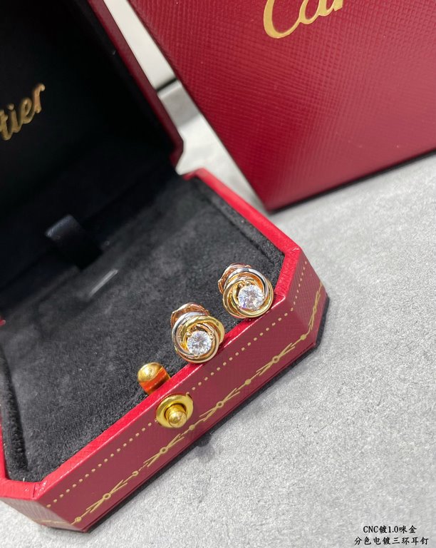 V gold material color separation plating Cartier three rings round diamond earrings, another classic, perfect interpretation of symmetrical aesthetics Elegant and generous. Wear comfort is high It is not easy to hook to 