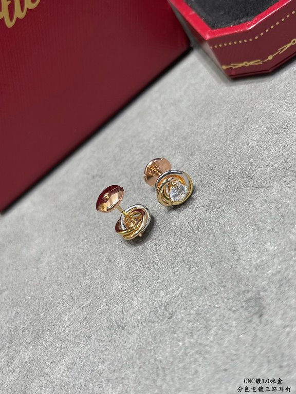 V gold material color separation plating Cartier three rings round diamond earrings, another classic, perfect interpretation of symmetrical aesthetics Elegant and generous. Wear comfort is high It is not easy to hook to 