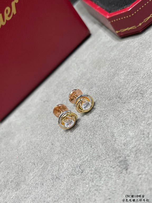 V gold material color separation plating Cartier three rings round diamond earrings, another classic, perfect interpretation of symmetrical aesthetics Elegant and generous. Wear comfort is high It is not easy to hook to 