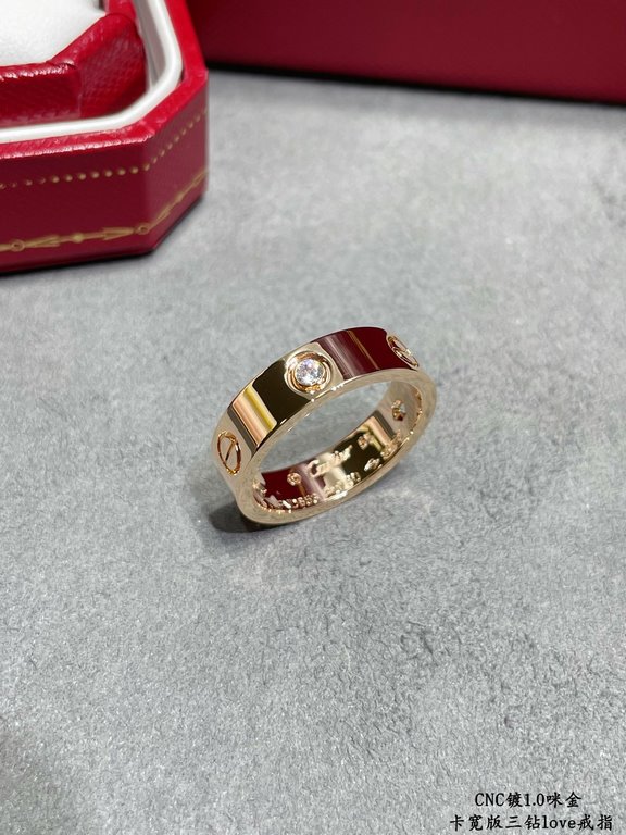 V gold material , yardage 6789. Cartier CNC wide version of the three diamonds love nail ring   Cartier China line exclusive debut of the main push explosive models so exquisite that the girl's welfare ah ~ ~