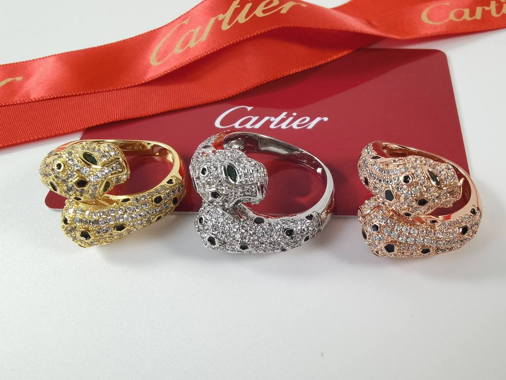 Cartier dominant double-headed leopard full diamond ring.Panthère de Cartier leopard ring in 18kt yellow gold! Round brilliant diamonds. Emerald, onyx. The cheetah - as Cartier's iconic animal figure - first appeared in 