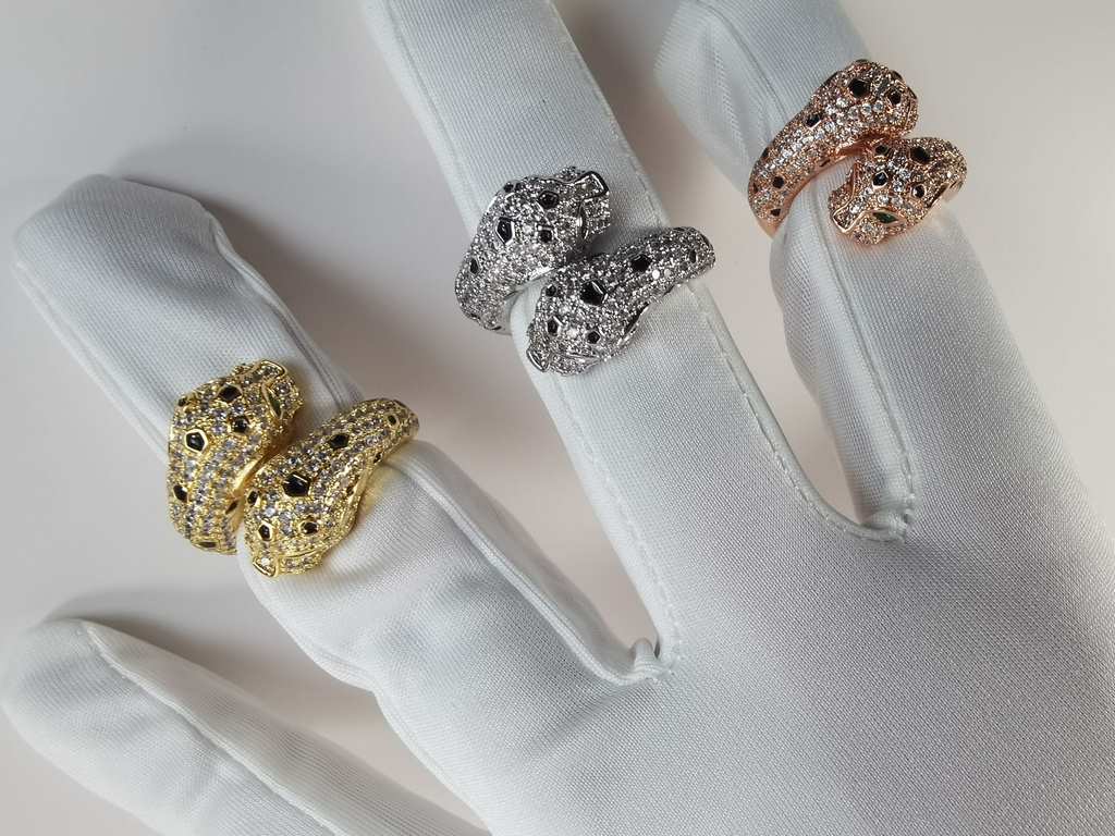 Cartier dominant double-headed leopard full diamond ring.Panthère de Cartier leopard ring in 18kt yellow gold! Round brilliant diamonds. Emerald, onyx. The cheetah - as Cartier's iconic animal figure - first appeared in 