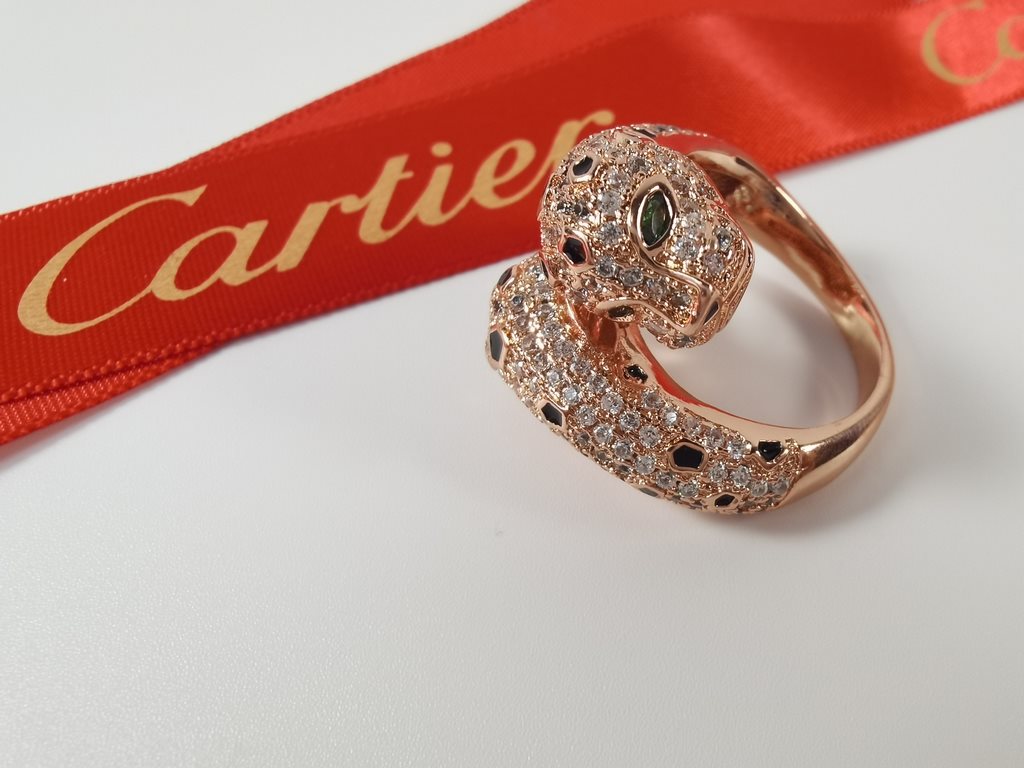 Cartier dominant double-headed leopard full diamond ring.Panthère de Cartier leopard ring in 18kt yellow gold! Round brilliant diamonds. Emerald, onyx. The cheetah - as Cartier's iconic animal figure - first appeared in 