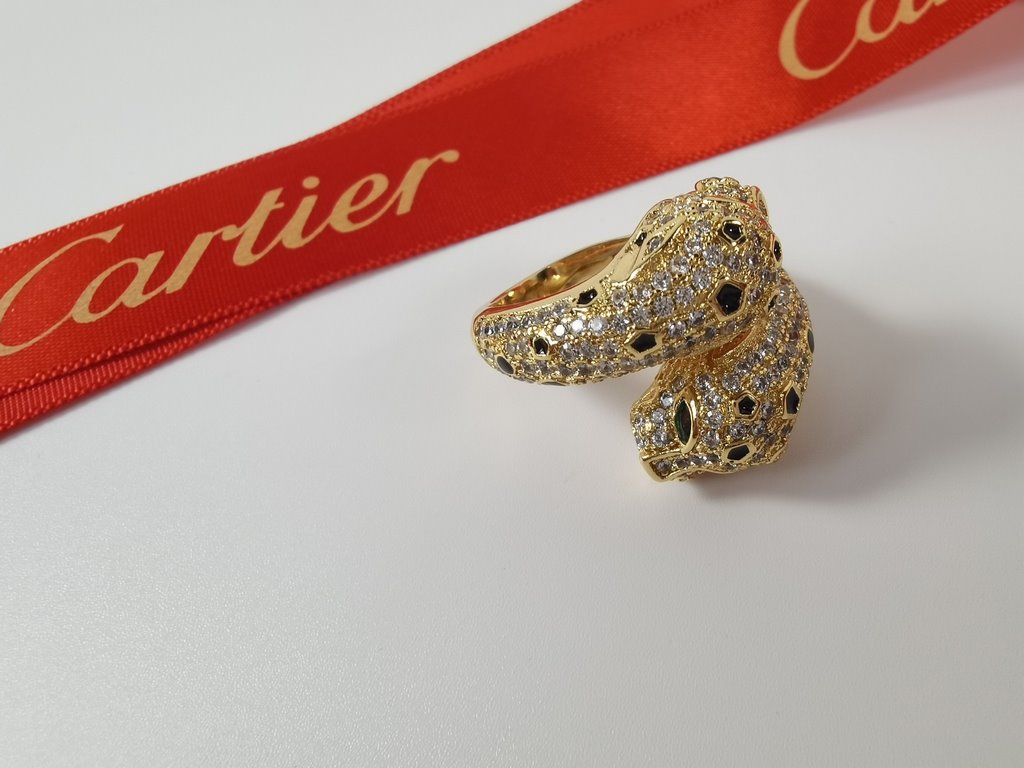 Cartier dominant double-headed leopard full diamond ring.Panthère de Cartier leopard ring in 18kt yellow gold! Round brilliant diamonds. Emerald, onyx. The cheetah - as Cartier's iconic animal figure - first appeared in 