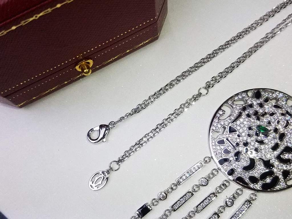 Cartier Cartier Luxury Leopard Head Full Diamond Round Plaque Necklace    Tasseled Round Plaque Leopard Head Pendant With Double Layer Chain Elegant and Noble   Classical Aristocratic Model, Luxury Full Diamond Leopard H