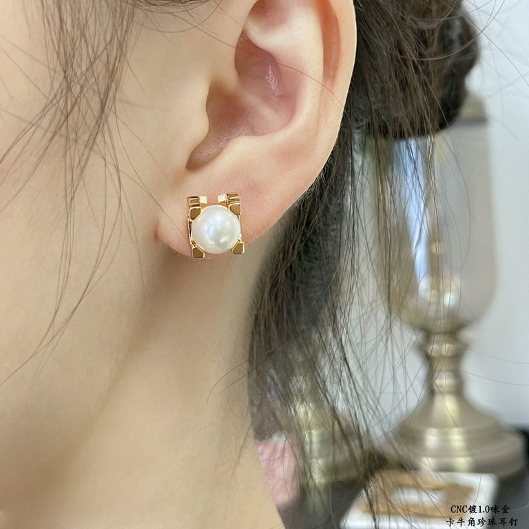 V gold plated imitation gold crafted Cartier cowry pearl earrings, elegant series! 8mm Japanese akoya sea water pearl, round, flawless, aurora borealis! In stock. Premium version Great gift. Natural pearls are non-refund