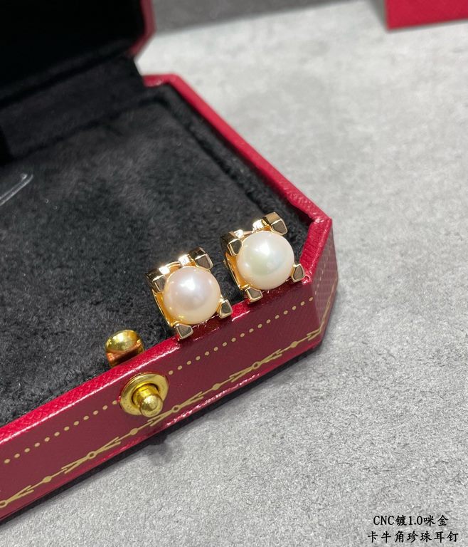 V gold plated imitation gold crafted Cartier cowry pearl earrings, elegant series! 8mm Japanese akoya sea water pearl, round, flawless, aurora borealis! In stock. Premium version Great gift. Natural pearls are non-refund