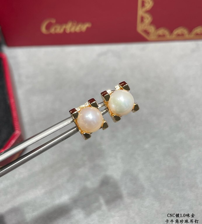 V gold plated imitation gold crafted Cartier cowry pearl earrings, elegant series! 8mm Japanese akoya sea water pearl, round, flawless, aurora borealis! In stock. Premium version Great gift. Natural pearls are non-refund