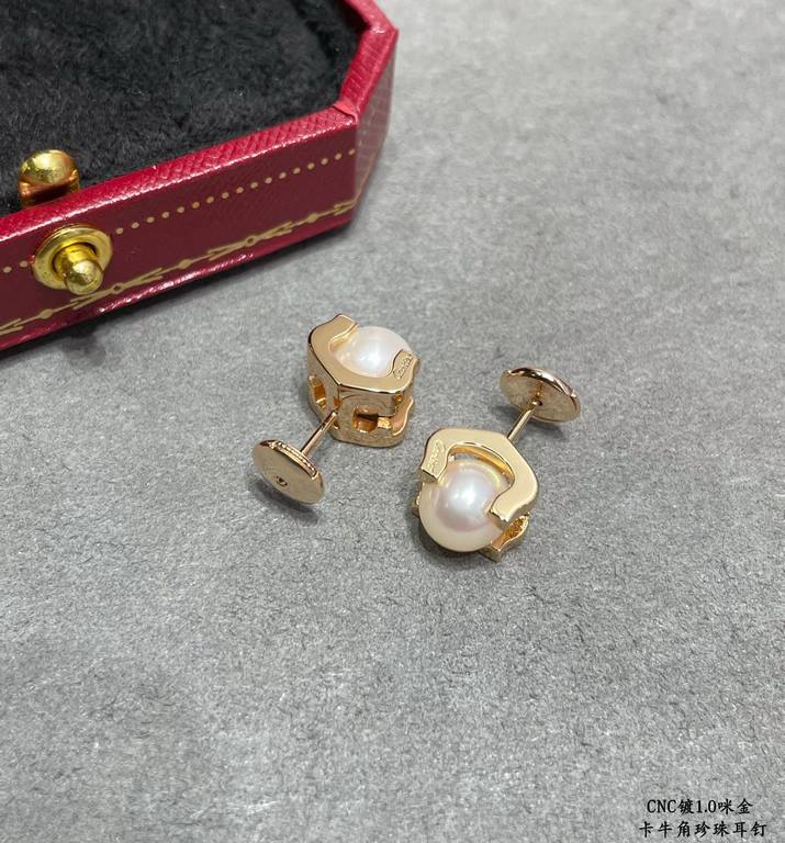 V gold plated imitation gold crafted Cartier cowry pearl earrings, elegant series! 8mm Japanese akoya sea water pearl, round, flawless, aurora borealis! In stock. Premium version Great gift. Natural pearls are non-refund