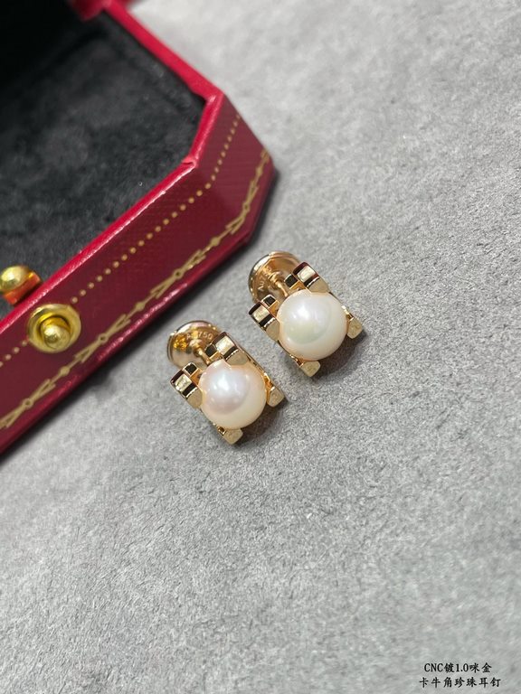 V gold plated imitation gold crafted Cartier cowry pearl earrings, elegant series! 8mm Japanese akoya sea water pearl, round, flawless, aurora borealis! In stock. Premium version Great gift. Natural pearls are non-refund