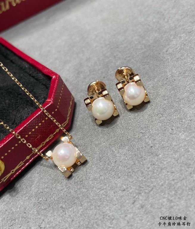 V gold plated imitation gold crafted Cartier cowry pearl earrings, elegant series! 8mm Japanese akoya sea water pearl, round, flawless, aurora borealis! In stock. Premium version Great gift. Natural pearls are non-refund