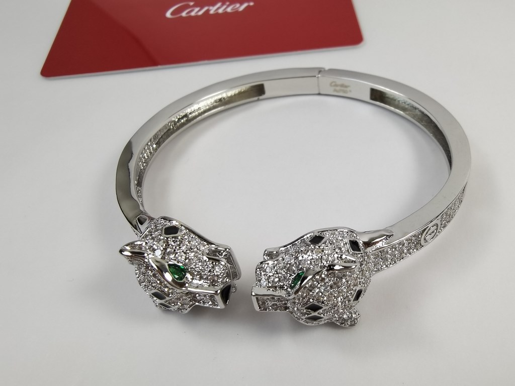 Cartier Cartier Leopard Bracelet Leopard bracelet one of the symbols of the brand classic leopard head emerald stones Cartier classic masterpiece, enduring  Legendary classic, has been popular needless to say The origina