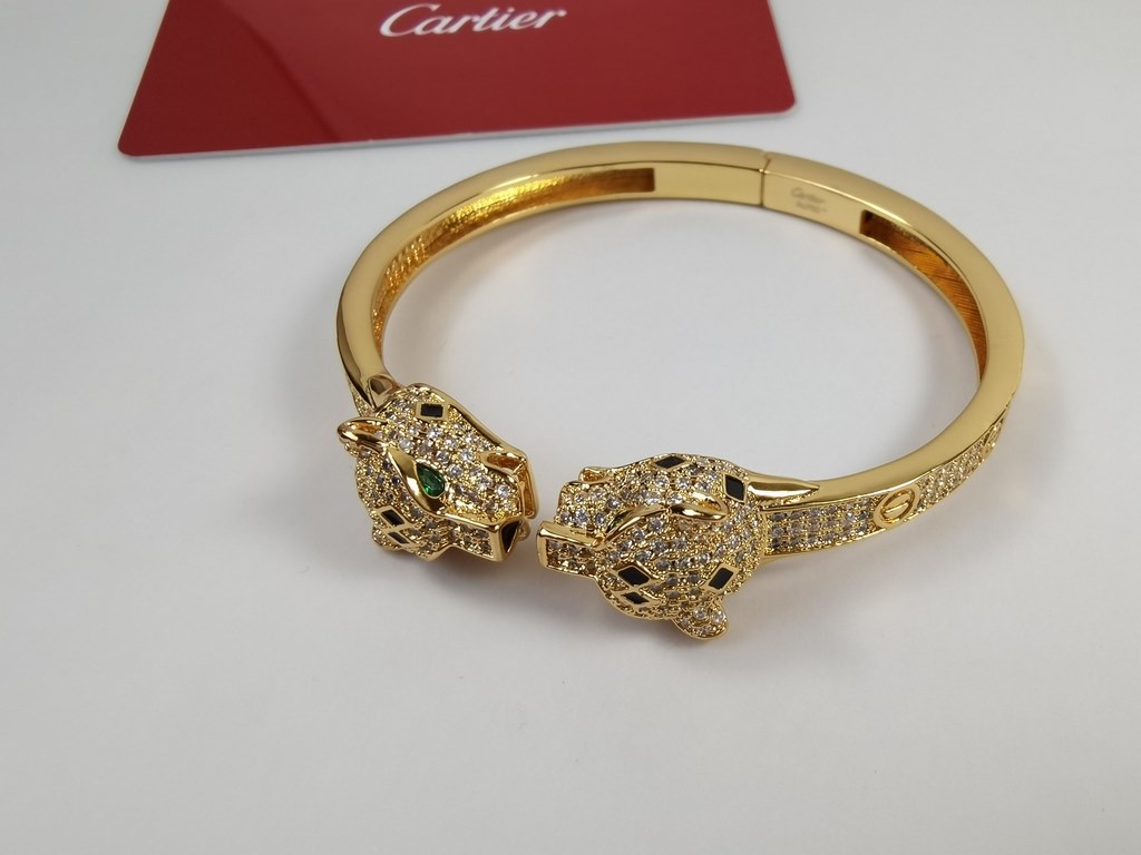 Cartier Cartier Leopard Bracelet Leopard bracelet one of the symbols of the brand classic leopard head emerald stones Cartier classic masterpiece, enduring  Legendary classic, has been popular needless to say The origina