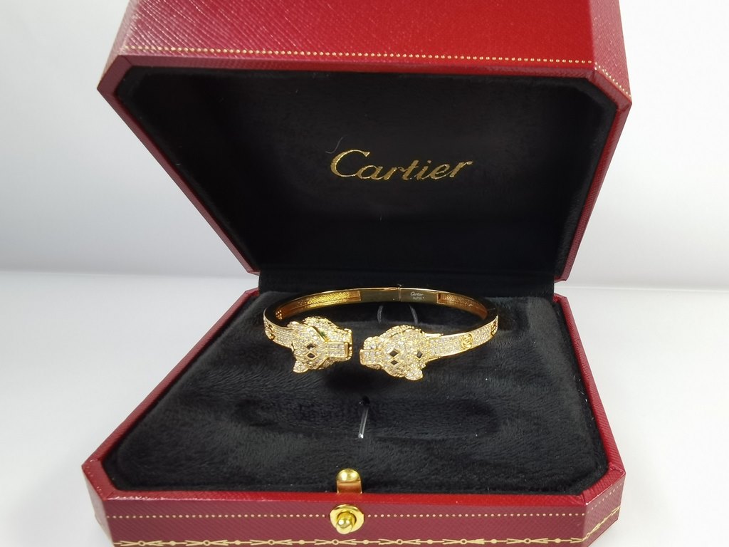 Cartier Cartier Leopard Bracelet Leopard bracelet one of the symbols of the brand classic leopard head emerald stones Cartier classic masterpiece, enduring  Legendary classic, has been popular needless to say The origina