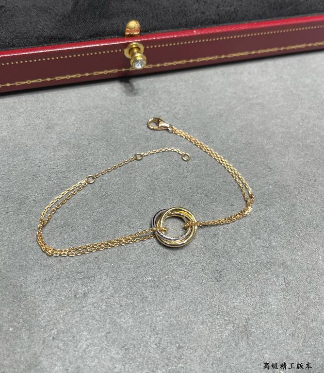 V gold material Cartier small three ring with diamond bracelet, another classic, ring set Perfect interpretation of symmetrical aesthetics Elegant and generous. Wear comfort is high It is not easy to hook to the items! R