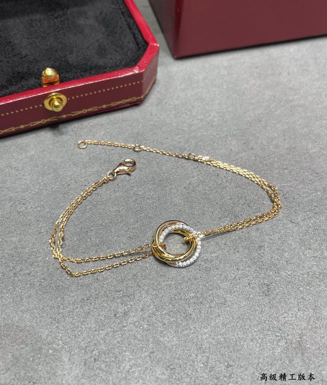 V gold material Cartier small three ring with diamond bracelet, another classic, ring set Perfect interpretation of symmetrical aesthetics Elegant and generous. Wear comfort is high It is not easy to hook to the items! R