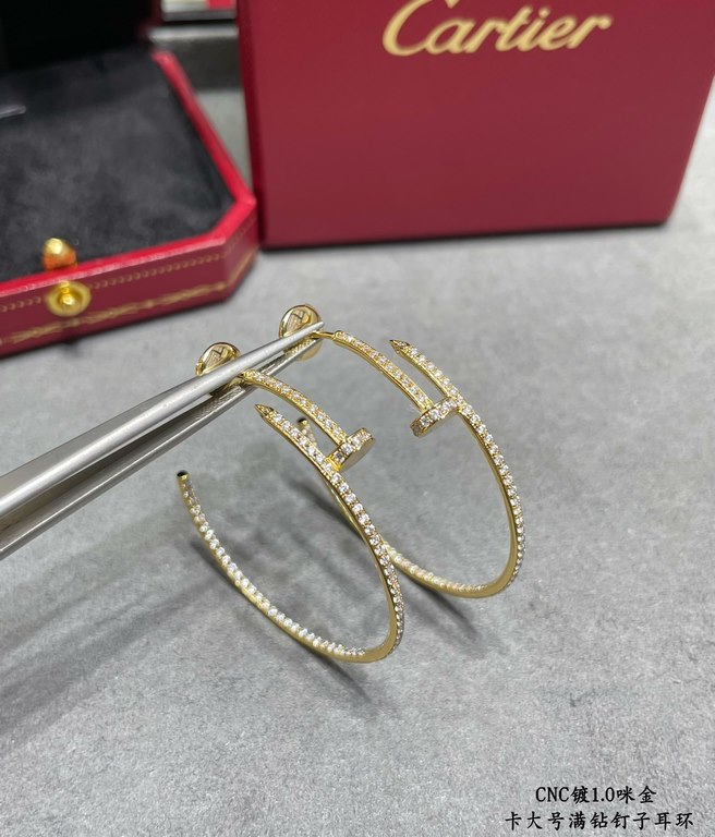 V gold Cartier CNC large full of diamonds stud earrings, according to the 18K real gold goods to create micro-setting technology typing. Foreign orders to see the details of the workmanship is very well received Exclusiv