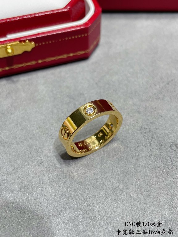 V gold material , yardage 6789. Cartier CNC wide version of the three diamonds love nail ring   Cartier China line exclusive debut of the main push explosive models so exquisite that the girl's welfare ah ~ ~