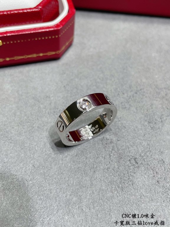 V gold material , yardage 6789. Cartier CNC wide version of the three diamonds love nail ring   Cartier China line exclusive debut of the main push explosive models so exquisite that the girl's welfare ah ~ ~