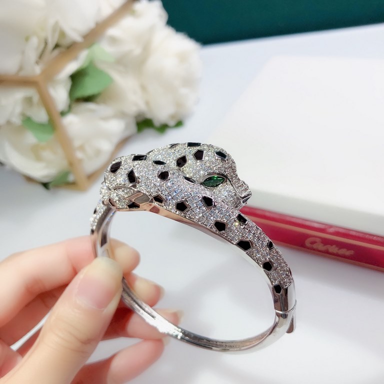 Dominant Double Leopard Head Full Diamond Explosion Bangle  Panthère de Cartier Floral Leopard Bracelet in 18K White Gold    Round Brilliant Cut Diamonds. Emerald, the cheetah - as Cartier's iconic animal figure - first 