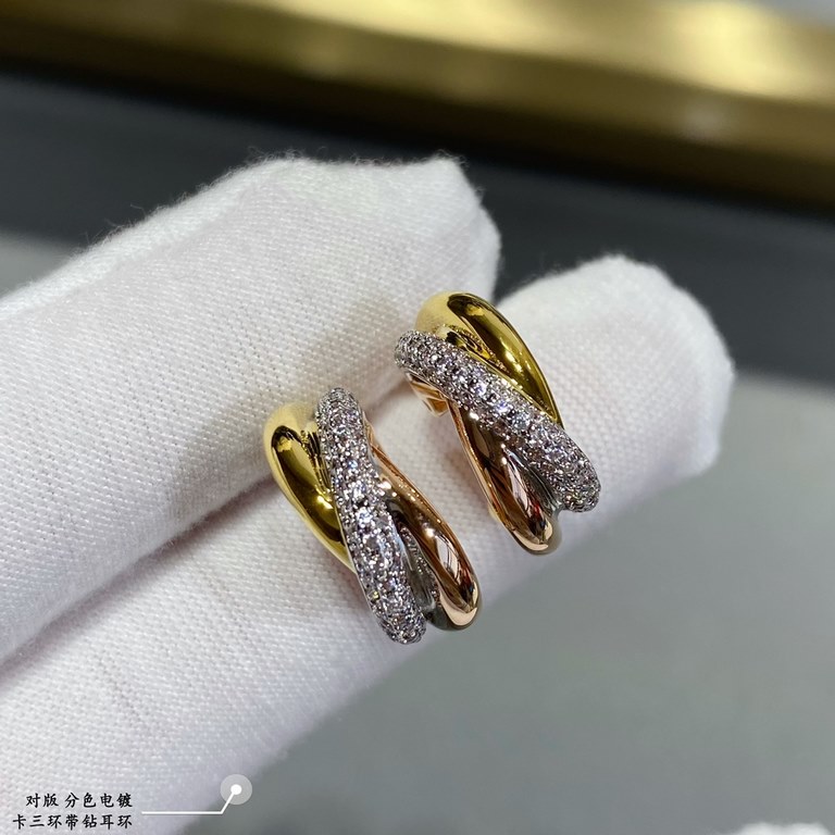 V gold material Split color plating Cartier three rings with diamond earrings, another classic, perfect interpretation of symmetrical aesthetics Elegant and generous. Wear comfort is high It is not easy to hook to the it