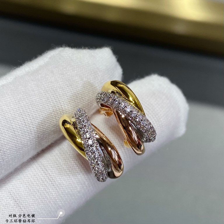 V gold material Split color plating Cartier three rings with diamond earrings, another classic, perfect interpretation of symmetrical aesthetics Elegant and generous. Wear comfort is high It is not easy to hook to the it