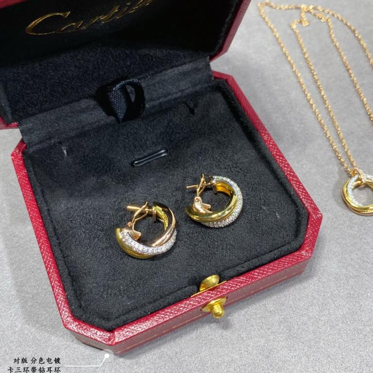 V gold material Split color plating Cartier three rings with diamond earrings, another classic, perfect interpretation of symmetrical aesthetics Elegant and generous. Wear comfort is high It is not easy to hook to the it