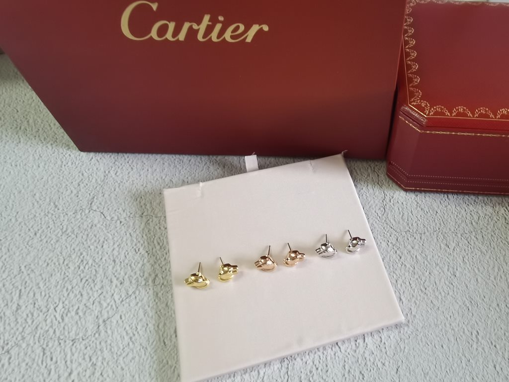 Cartier Cartier [strong] 11 leopard earrings shipping   leopard earrings   classic aristocratic model, luxury full diamond caressing leopard design     exclusive real shot ! With emerald leopard eyes to make the leopard 