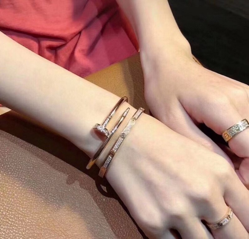 Screw   version Cartier narrow version of the full star bracelet Heavy recommended models with screws super hard goods to attack the most beautiful stacking wear artifacts love narrow version of the full star, full of di