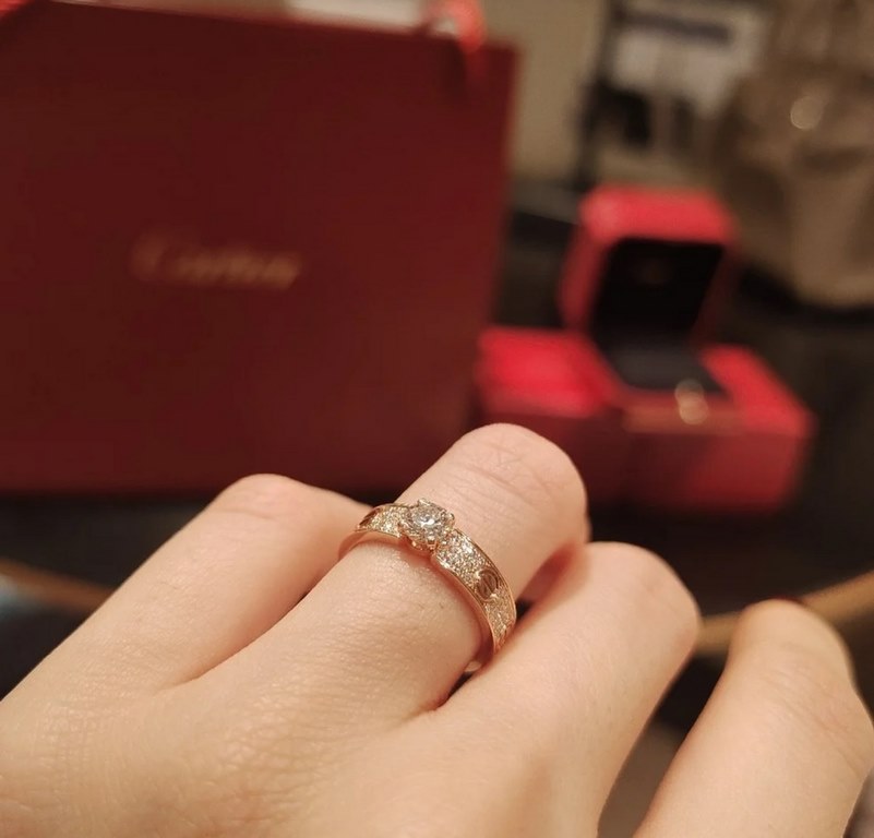 Fireworks top typing three months   Cartier new version original single    full of stars latest new main stone full of diamonds Ring. Eight hearts and eight arrows   high carbon diamonds The most popular one of the ring 