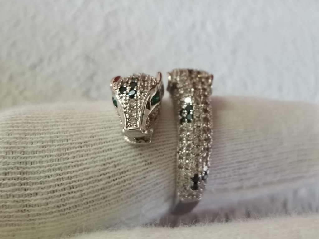 Leopard ring dominant double-headed leopard print full of diamonds popping ring.Panthère de Cartier leopard ring              in 18k yellow gold! Round brilliant diamonds. Emerald, black onyx. The cheetah - as Cartier's 