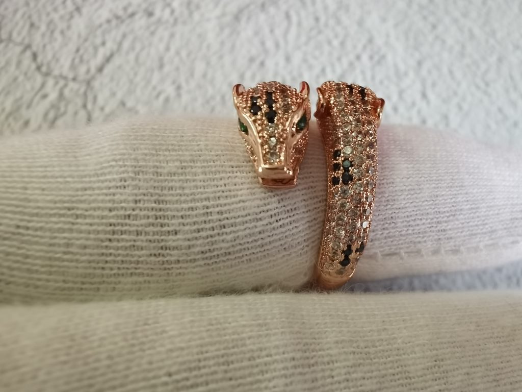 Leopard ring dominant double-headed leopard print full of diamonds popping ring.Panthère de Cartier leopard ring              in 18k yellow gold! Round brilliant diamonds. Emerald, black onyx. The cheetah - as Cartier's 