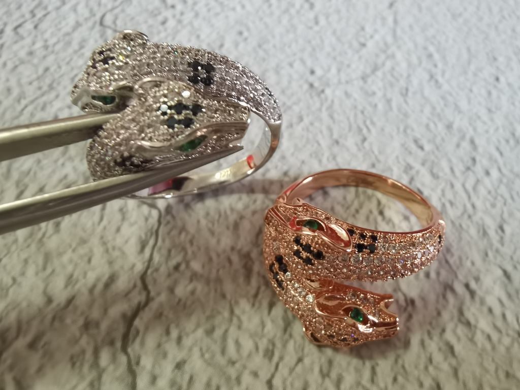 Leopard ring dominant double-headed leopard print full of diamonds popping ring.Panthère de Cartier leopard ring              in 18k yellow gold! Round brilliant diamonds. Emerald, black onyx. The cheetah - as Cartier's 