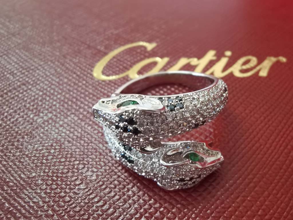 Leopard ring dominant double-headed leopard print full of diamonds popping ring.Panthère de Cartier leopard ring              in 18k yellow gold! Round brilliant diamonds. Emerald, black onyx. The cheetah - as Cartier's 