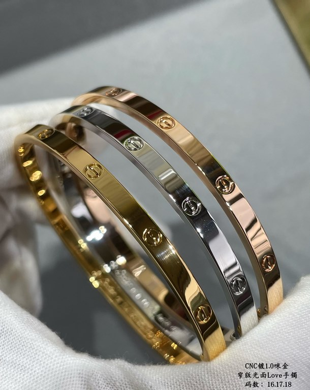 V gold plated 1.0 imitation gold, CNC High Definition Cartier Narrow Glossy LOVE Bracelet, Size 16.17.18   High-grade craftsmanship Nail bit polished treatment Screwdriver opening design  90 degrees screwing screws  Z ou