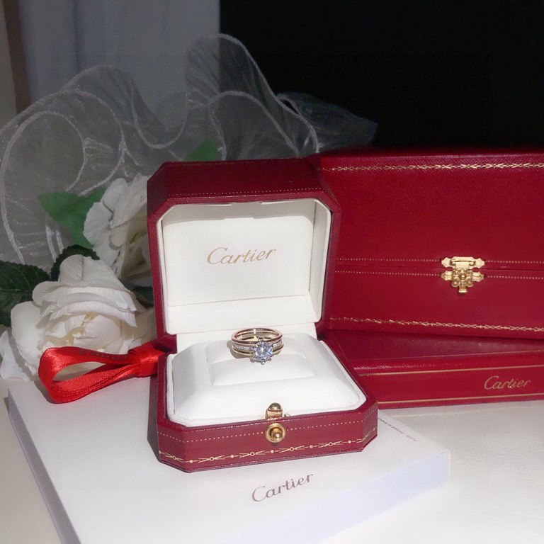 On behalf of the level  Cartier Really good-looking   counter three ring three-color diamond-set ring   split-color plating, plating three times, a slight imperfection should be returned to the power supply, enough to us