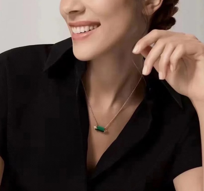 Cartier Cartier new turquoise candy necklace Classic aristocratic style, imported sub gold material plated 18k gold! With emerald yellow gold-colored necklace