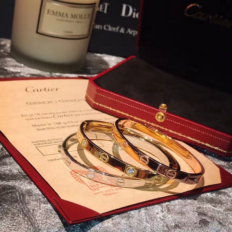 No. [High-end sterling silver, not titanium steel sub-golden copper]   Cartier Classic bracelet  Throughout the body 925 sterling silver crafted ! Clear logo! 360 degrees without dead angle, the texture is superb, perfec