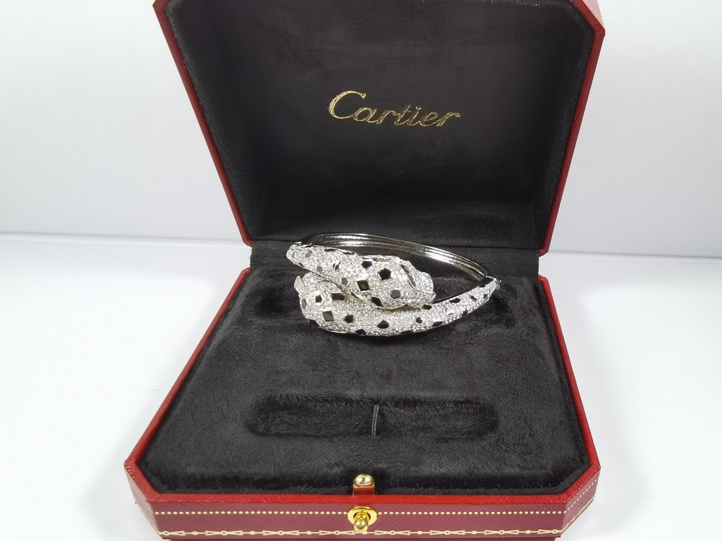 Cartier dominant double-headed panther bracelet with full diamonds.Panthère de Cartier panther bracelet in 18kt yellow gold! Round brilliant diamonds. Emeralds, onyx. The cheetah - as Cartier's iconic animal figure - fir