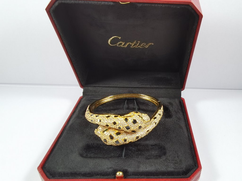 Cartier dominant double-headed panther bracelet with full diamonds.Panthère de Cartier panther bracelet in 18kt yellow gold! Round brilliant diamonds. Emeralds, onyx. The cheetah - as Cartier's iconic animal figure - fir