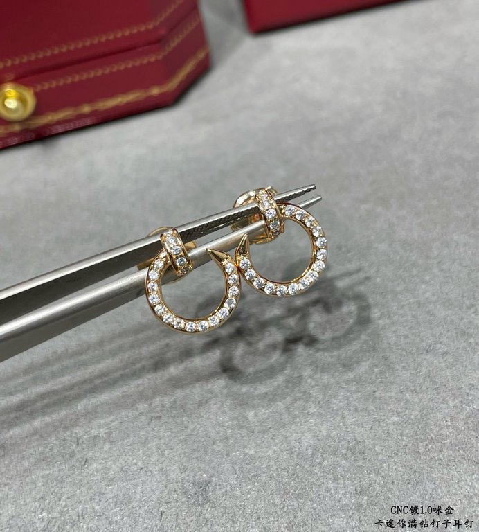 V gold material Cartier mini full diamond stud earrings, according to the 18K real gold goods to create micro-setting technology typing.