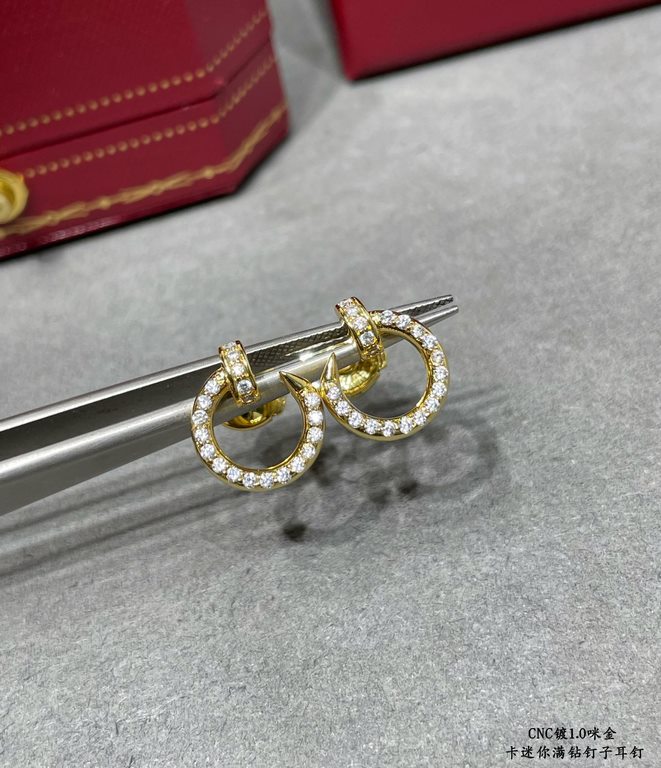 V gold material Cartier mini full diamond stud earrings, according to the 18K real gold goods to create micro-setting technology typing.