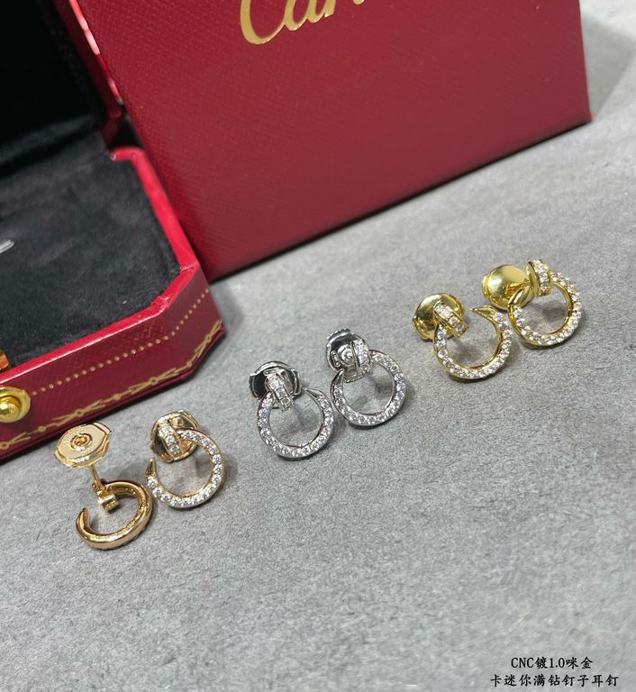 V gold material Cartier mini full diamond stud earrings, according to the 18K real gold goods to create micro-setting technology typing.